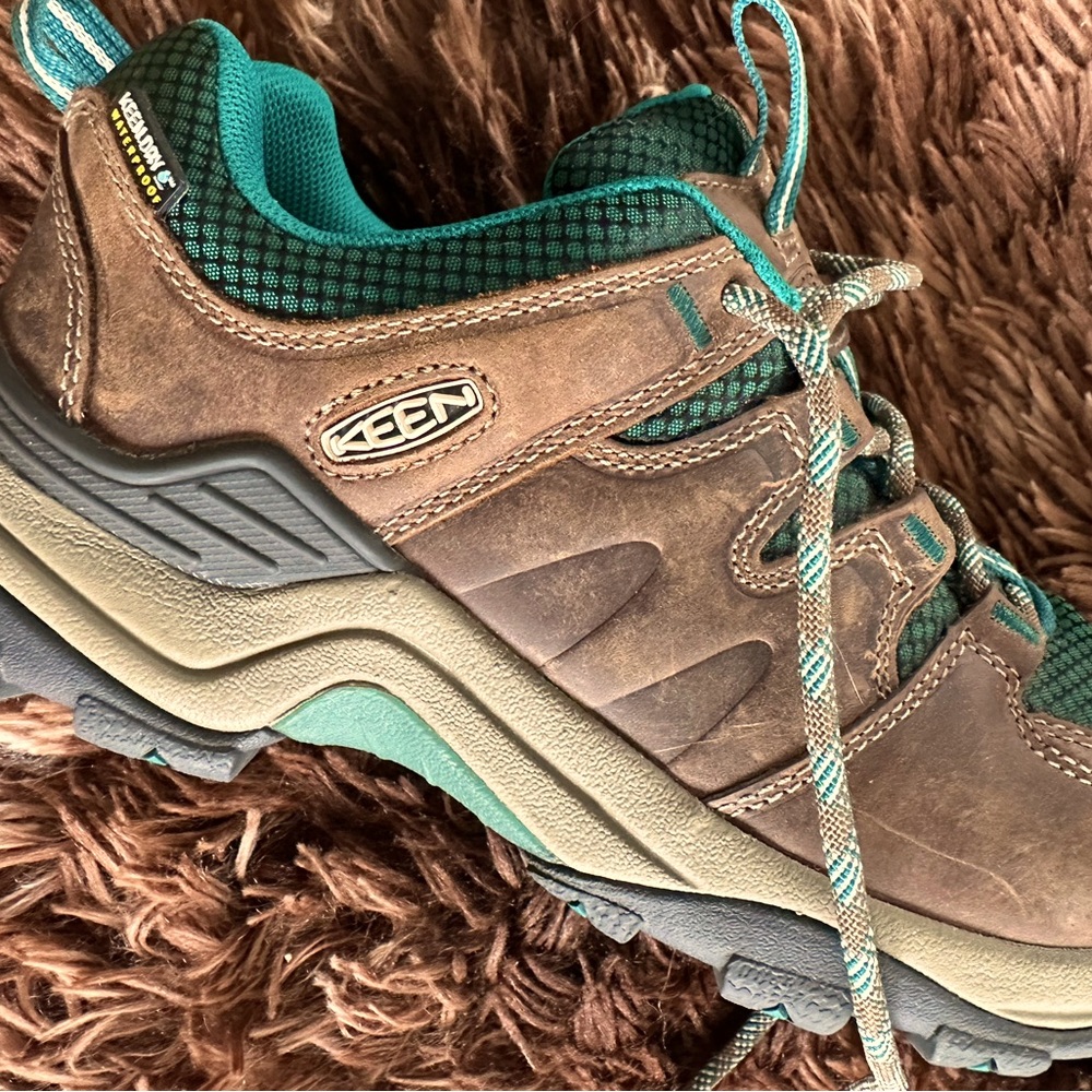 Near New Condition Women’s Keen hiking shoes
